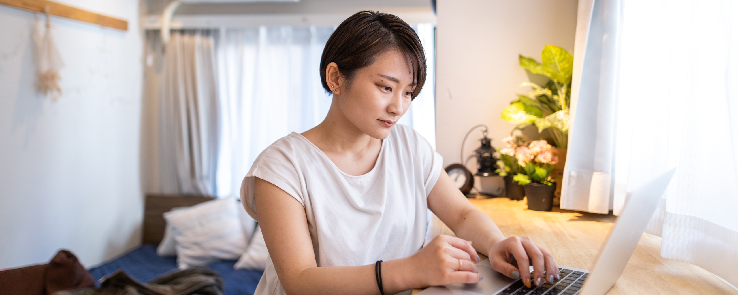 A person looks at a laptop for information about the federal interest rate.