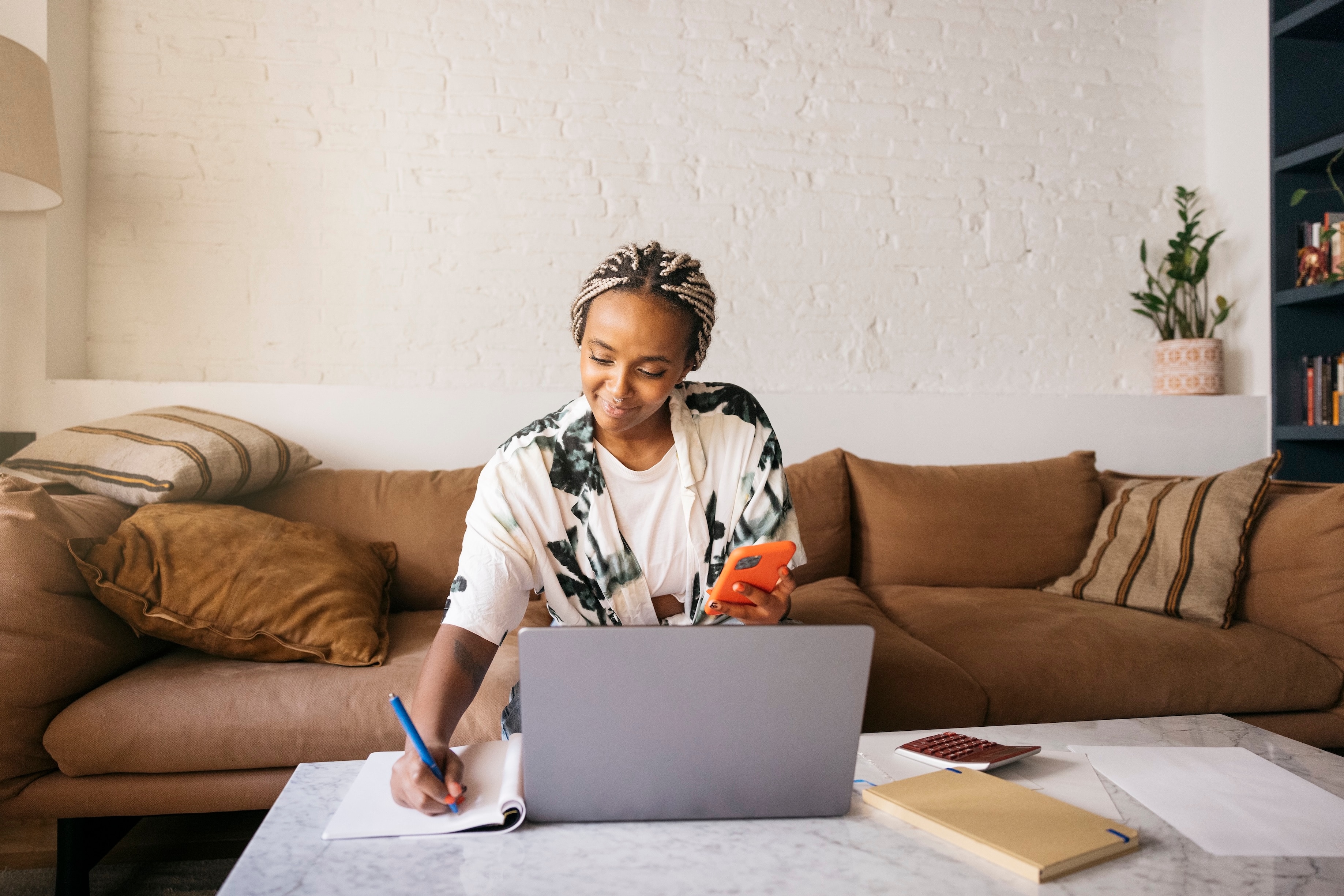 A person uses their laptop to calculate their credit card’s daily interest rate.
