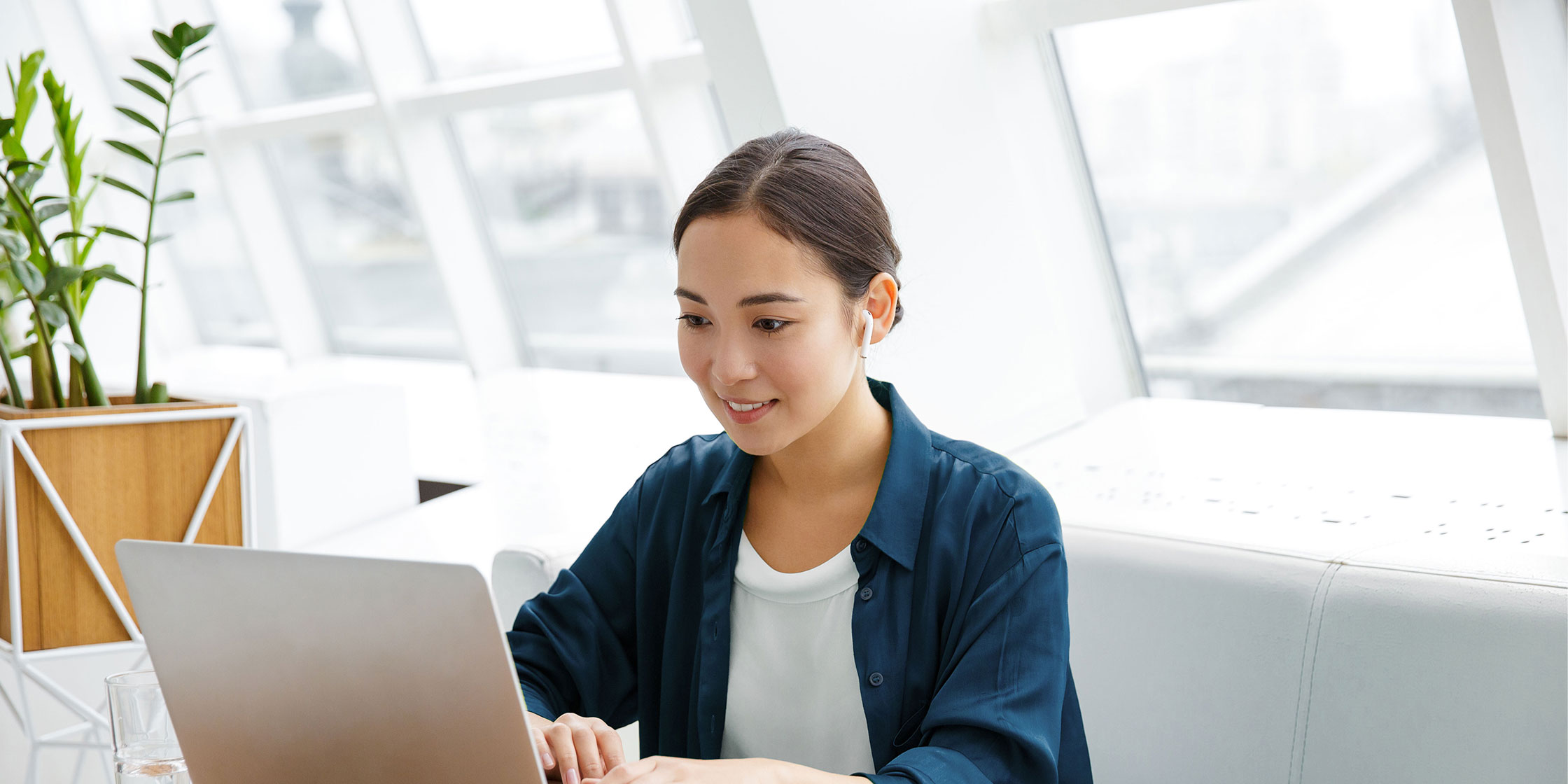 A person using their laptop to research how credit card interest works.